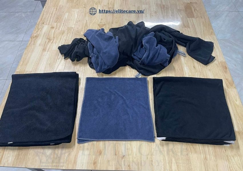 Khăn hair salon gấp gọn sau giặt và sẵn sàng giao cho khách hàng của Elitecare Laundry