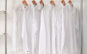 Bí quyết giặt áo sơ mi trắng sáng như mới của tiệm giặt là
