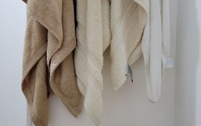 Mùa nồm có nên treo khăn ẩm qua đêm trong phòng tắm không?