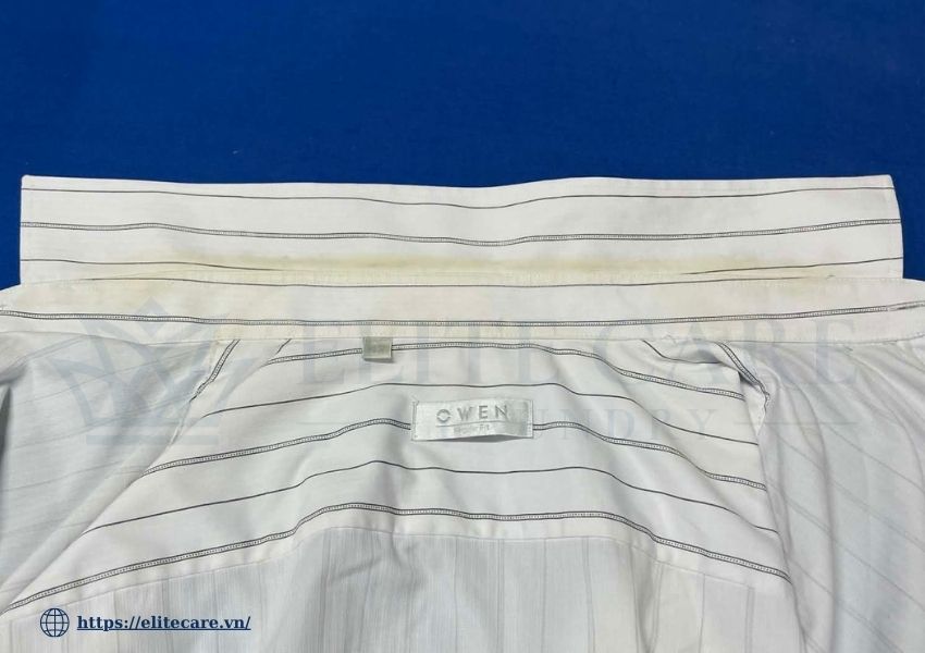 Cổ áo sơ mi bị ố vàng do dầu cơ thể và mồ hôi tích tụ